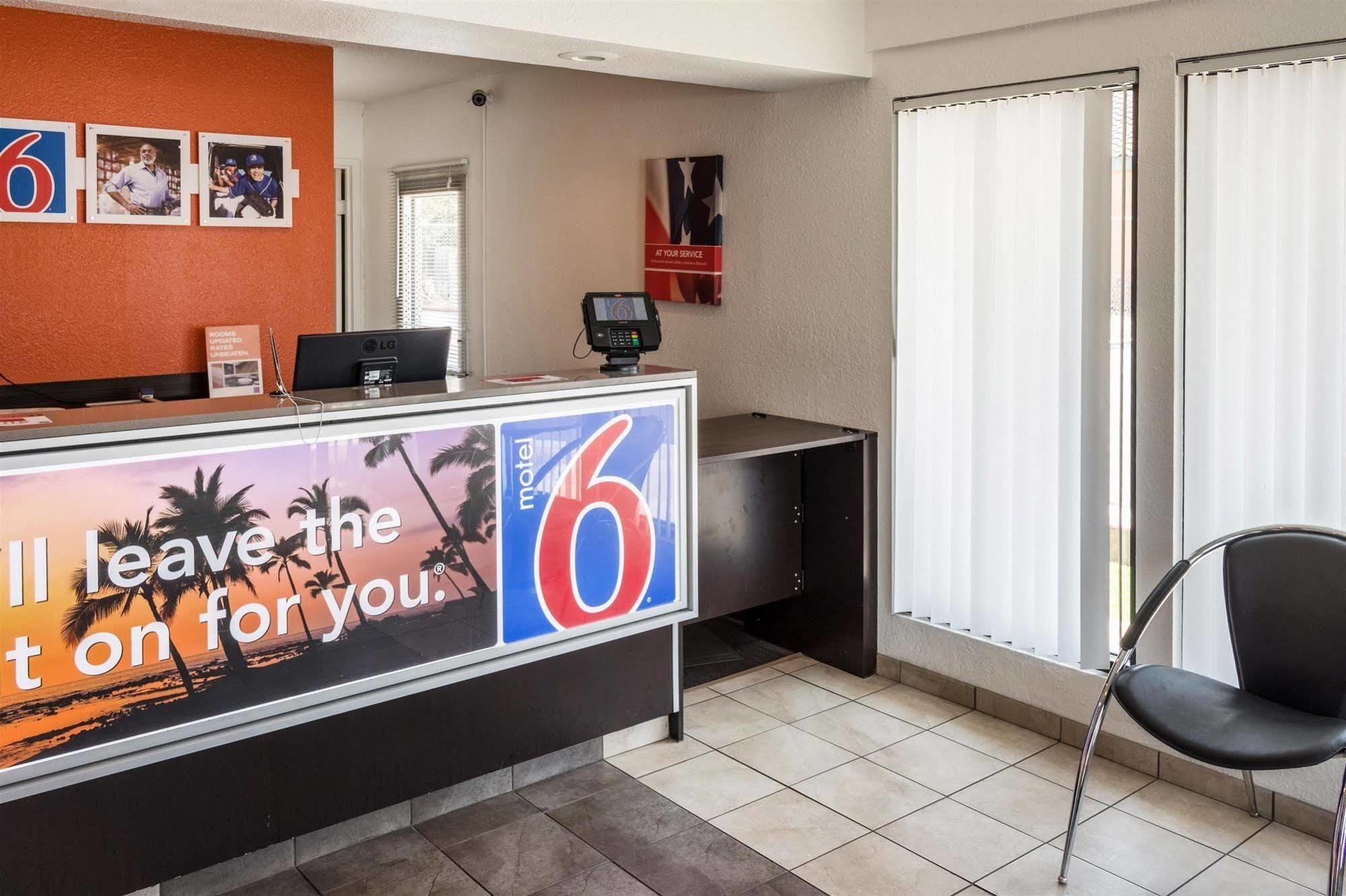 6-bakersfield, Ca - Convention Center Hotel 2*